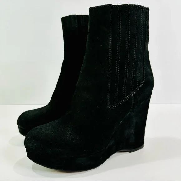 ๐ JUICY COUTURE SEUDE BLACK PLATFORM 4 1/2โ WEDGE HEEL WORN ONCE SIZE 10 ITALY - Picture 1 of 7